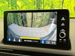 【バックカメラ】駐車時に後方がリアルタイム映像で確認できます。大型商業施設や立体駐車場での駐車時や、夜間のバック時に大活躍！運転スキルに関わらず、今や必須となった装備のひとつです！