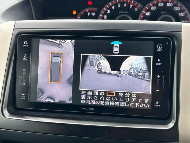 【アラウンドビューモニター】クルマを真上から見下ろしているかのような映像によって、車庫入れや縦列駐車などの駐車時に、自車と駐車位置の関係をひと目で確認でき、スムースな駐車をサポートします。