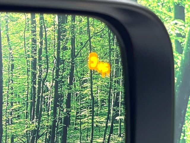 【ブラインドスポットワーニング】走行中、ドアミラーの死角になりやすい箇所に後続車が接近するとサイドミラー付近に警告を表示、ドライバーに注意喚起をしてくれます。