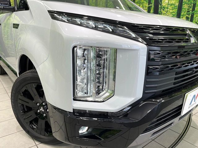 【LEDヘッドライト】悪天候や夜間走行時も良好な視界を確保し安心して運転できる高輝度LEDヘッドライトを装備！点灯速度が早く、消費電力も抑えられています。