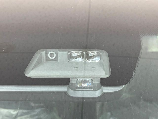 【三菱e-Assist】走行中に前方の車両等を認識し、衝突しそうな時は警報とブレーキで衝突回避と被害軽減をアシスト。より安全にドライブをお楽しみいただけます。