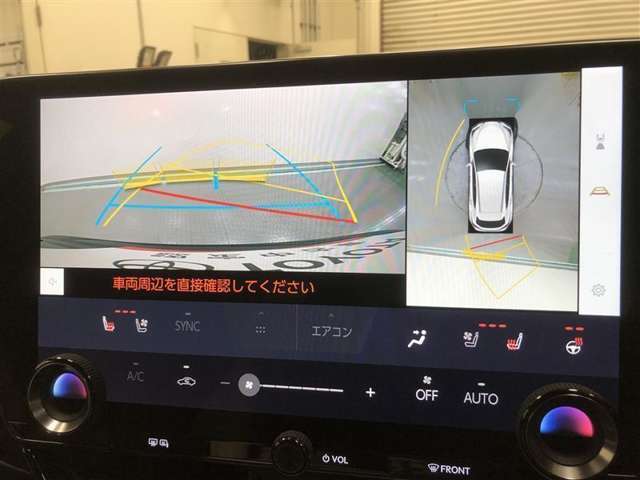 【パノラミックビューモニター(床下透過表示機能付)】クルマを上から見たような画像をディスプレイに表示し、運転席から確認しにくい箇所も確認できます。車両直下及びタイヤ付近のアンダーフロアの確認も可能です