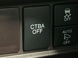 【シティブレーキアクティブシステム】低速走行中に前方の車両等を認識し、衝突しそうな時は警報とブレーキで衝突回避と被害軽減をアシスト。より安全にドライブをお楽しみいただけます。