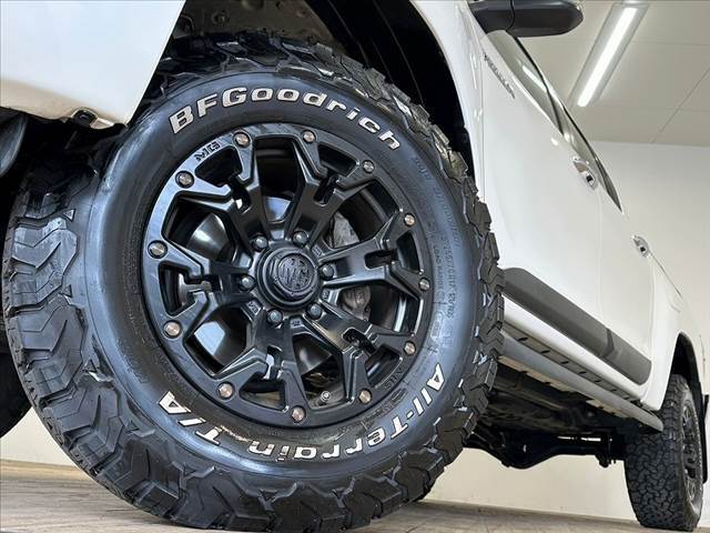 【社外MGアルミ17インチBFGoodrichT/A】装備です！また、当社では社外AWやスタッドレスタイヤの販売も行っております！！