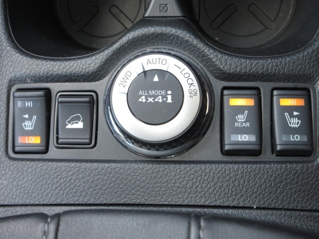 運転席＆助手席シートヒーターが付いてます。寒い冬でもスイッチONで座面をあたたかくして、ドライブをさらに快適にしてくれます。HIとLOの2段階に温度設定が可能です。