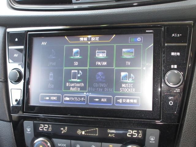 ナビゲーションは日産純正9インチメモリーナビ(MM520D-L)が装着されております。AM、FM、CD、DVD再生、音楽録音再生、フルセグTV、Bluetoothがご使用いただけます。