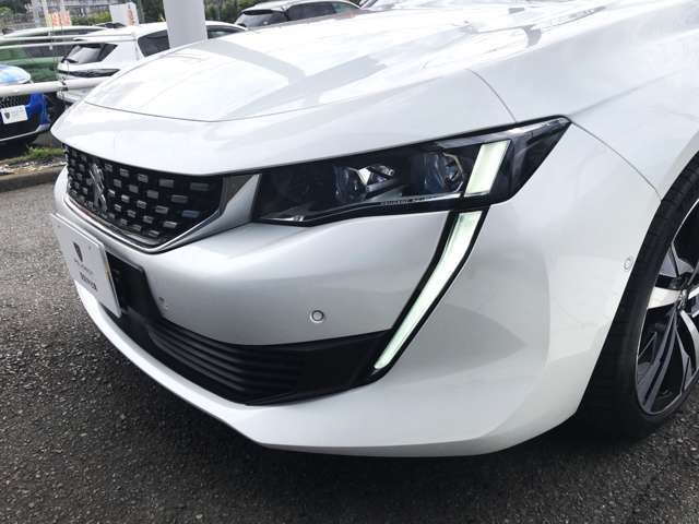 フロントウィンドウ内の小型カメラで前方の状況を分析。対向車や前方車両を感知した場合は、ハイビームとロービームを自動で切り換え、他車を眩惑することなく、夜間走行の安全性を高めます。