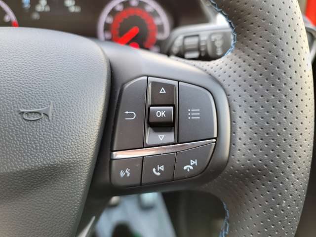 右側には選曲、ヴォイスコマンドのスイッチとメーター内のインフォメーションディスプレイの操作スイッチが用意されております。運転中でもステアリングから手を放さず操作が行えます。