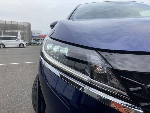 LEDヘッドランプ：ハロゲンランプの約2倍の光量でより明るく遠くを照らし、夜間走行時の視認性を高めます。