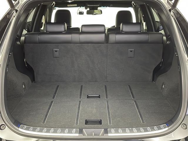 【トランク】積み込みやすくて、たっぷり積める荷室です。シートアレンジできるものは、乗車人数と荷物の量や大きさによってシートを動かすことができるので、より快適なドライブが可能です！