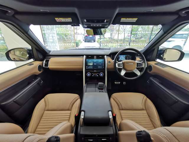 ランドローバー社の伝統の垂直にデザインされた内装は車が悪路で傾いているかぱっと見でも確認できる為の垂直にデザインされた内装になります。イギリス車ならではの落ち着いた雰囲気も好評です。
