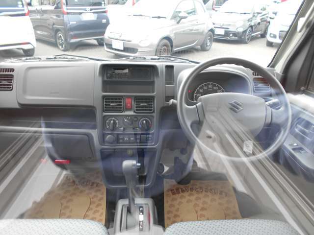 広々とした運転席周り！禁煙車です☆