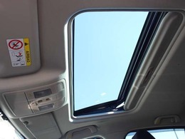 サンルーフを装備☆車内の換気にとても便利で採光性にも優れていますしなにより開放感と高級感がありますね☆後付けできない装備ですのでぜひ装着車をお勧めいたします☆