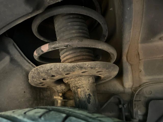 お車を安心してお乗りいただく為には、足回りの定期点検が欠かせません。サービスサポート（有償保証）では無料点検もご提供しており、安心のカーライフをお過ごしいただけるサポート体制が整っています。
