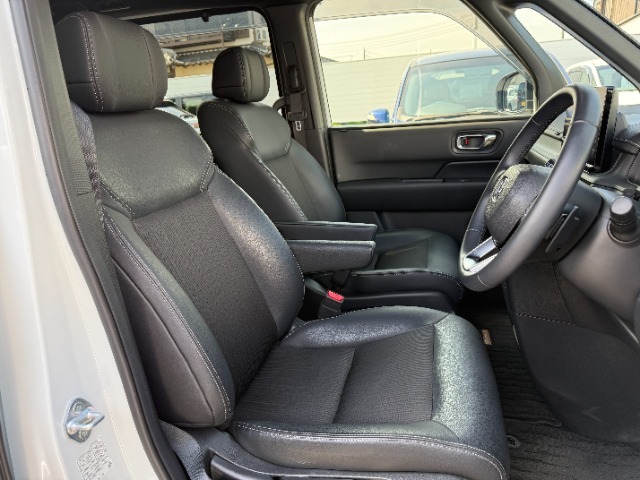 フロントシートのお写真です。　広い足元と、ゆったり座れるシートは長時間の運転でも疲れにくくなっております♪