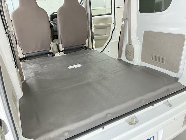 リヤシートを格納することで　フラットで使いやすい荷室に！！
