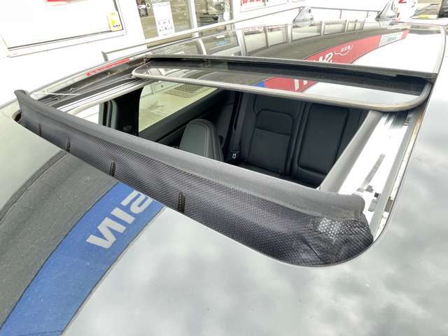 豪華装備！ガラスサンルーフ付きです！サンルーフを開いて心地よい風を感じながらドライブしませんか？
