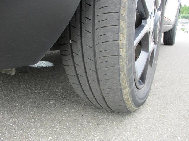 タイヤの溝もバッチリです。雨の日の高速道路も怖くありません。走行距離数も少ないので、かなり新鮮です。