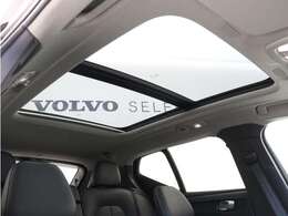 屋根一面まるごととも言える特大サイズのチルトアップ機構付電動パノラマ・ガラス・サンルーフ。晴天時はもちろん、雨天・曇天時にもブラインドを開けることで常に開放的な車内空間を実現させてくれます。