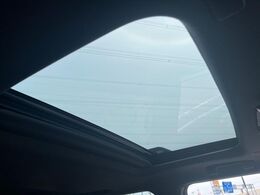 【サンルーフ】開放感たっぷりの希少装備、サンルーフが装着されています！車内に明かりを取り入れたり景色を楽しむ以外にも、車内の空気も簡単に換気できて快適です！