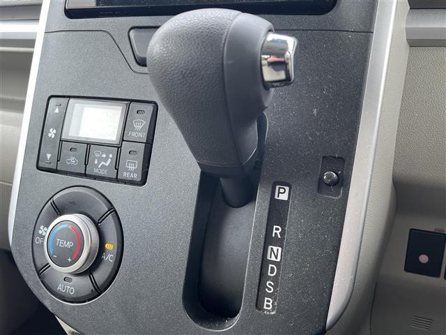 【シフトレバー】『シフトレバー』の画像になります。写真の内容に関してご不明点、ご質問等がございましたらお気軽にガリバー店舗までお問い合わせください。