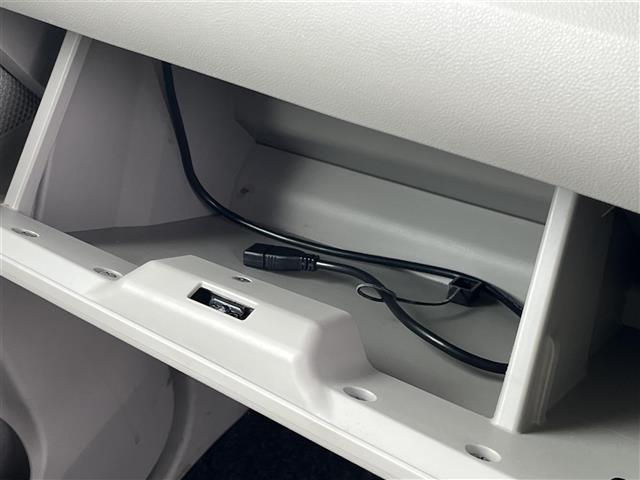 【グローブボックス】『グローブボックス』の画像になります。車検証ケースや日頃使う小物類の収納に便利ですね！