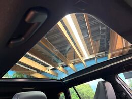 【パノラマルーフ】大型のガラスルーフ搭載で車内の解放感が一気にアップ！開放的なドライブをお楽しみいただけます。