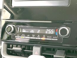【オートエアコン】一度お好みの温度に設定すれば、車内の温度を検知し風量や温度を自動で調整。暑い…寒い…と何度もスイッチ操作をする必要はありません。快適な車内空間には必須の機能ですね♪