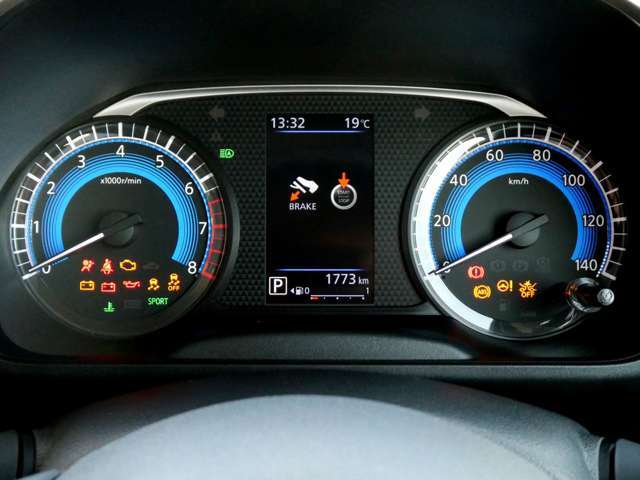 メーター内のカラーディスプレイには運転をサポートするさまざまな情報を表示します