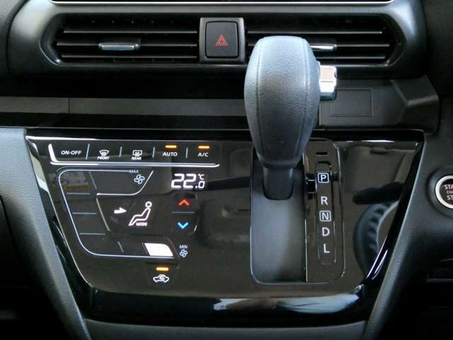 使い勝手の良い位置に配置された操作性の良いシフトレバーになってます。オートエアコン（タッチパネル式、作動確認機能付）パネル表面は凹凸が少なく、お掃除も楽です。