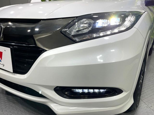 【LEDヘッドライト】悪天候や夜間走行時も良好な視界を確保し安心して運転できる高輝度LEDヘッドライトを装備！点灯速度が早く、消費電力も抑えられています。