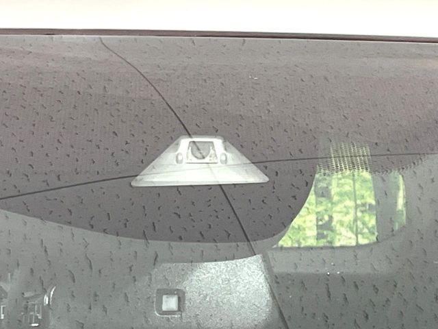 【ホンダセンシング】走行中に前方の車両等を認識し、衝突しそうな時は警報とブレーキで衝突回避と被害軽減をアシスト。より安全にドライブをお楽しみいただけます。
