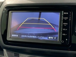 リバースギアに入れるだけで後方の表示へ切り替わります。夜間や雨の日の駐車も楽になりますよ。