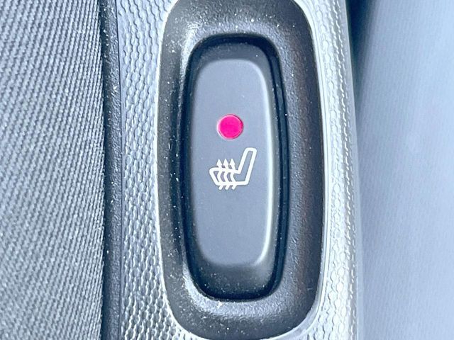 ●フロントシートヒーティング：運転席・助手席共に三段階で調節が可能なシートヒーターを装備しております。季節を問わず快適にご使用いただけます。