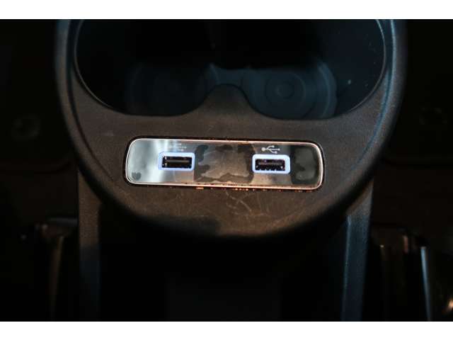 ●「USB接続」お手持ちのミュージックプレーヤーを接続し、車内でお気に入りの音楽を気軽に楽しむことができます♪