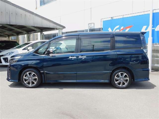 乗り降りに便利な両側電動スライドドア付き