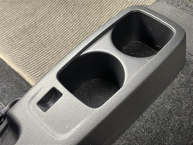 【ドリンクホルダー】長時間のドライブを快適に過ごすために、必須の車内アイテムですね。
