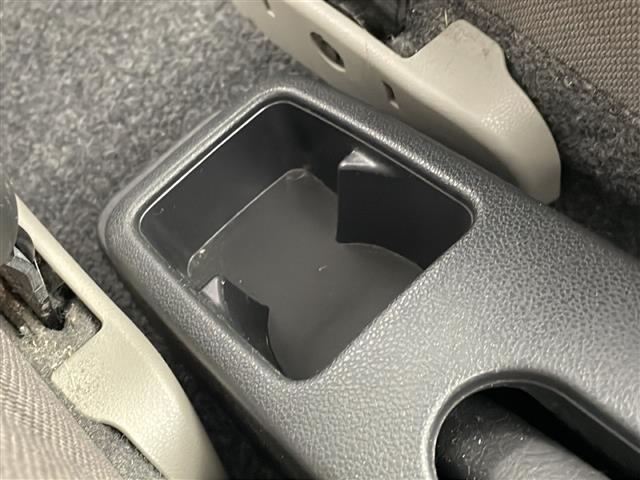 【ドリンクホルダー】長時間のドライブを快適に過ごすために、必須の車内アイテムですね。