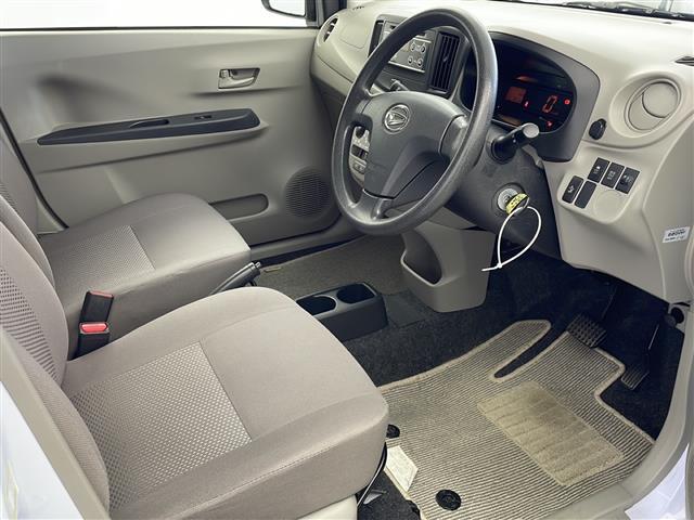 【フロアマット】車内を綺麗に保つのには必須のアイテムです。当店ではフカフカな新品マットも絶賛取り扱い中！ぜひご相談くださいませ。