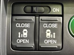 【両側スライドドア】駐車場で隣の車との間隔が狭く乗りにくい時、スライドドアなら安心！ドアオープン時も幅を取らず、開口部が広いので乗り降りがとっても簡単です。大きな荷物の出し入れも後席から可能♪