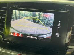【バックカメラ】駐車時に後方がリアルタイム映像で確認できます。大型商業施設や立体駐車場での駐車時や、夜間のバック時に大活躍！運転スキルに関わらず、今や必須となった装備のひとつです！