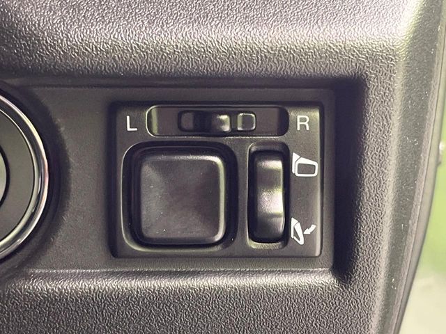 【電動格納ミラー】サイドミラーは電動格納式となっており、狭い駐車場でもキズがつくリスクを抑えられます。