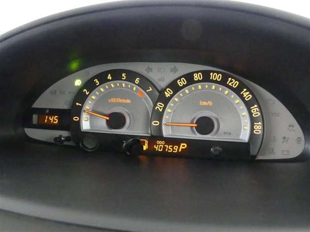 とっても見やすいメーターです。夜間時はラグジュアリーな気分にさせてくれる照明が魅力ですので、夜のドライブも楽しみになりますよ♪