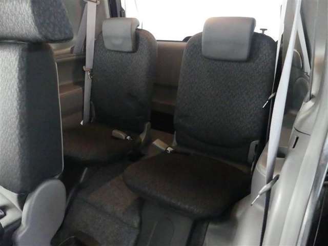 3列目シートもひろびろとしたスペースを確保しています。大人数でのお出かけもばっちりです！