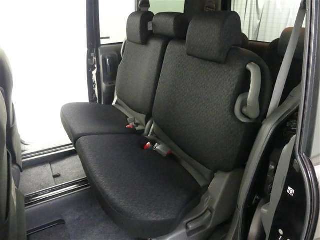 ゆとりある広々とした車内空間は、ドライブを始め買い物やレジャーなど、幅広く活躍します。一人でもみんなとでもお出かけを楽しみましょう！