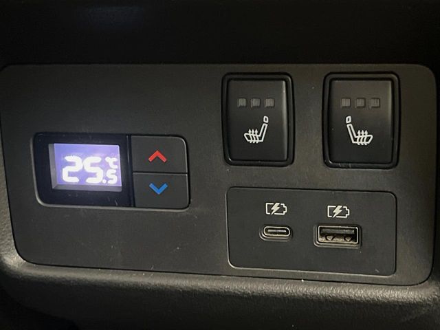 【前席＋後席シートヒーター】寒い日に重宝するシートヒーターを後席にも装備！エアコンより早く温まってくれるので寒がりの人も安心ですね♪エアコンの温風は乾燥するから苦手、という方にもをおすすめです。