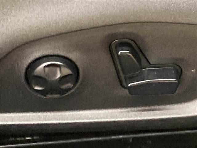 【電動リクライニング】は細やかな調整ができ、体格を問わずベストポジションがとれ長距離ドライブも快適です。