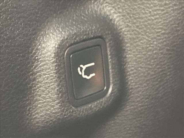 【電動リアゲート】ボタンひとつで大きなゲートも簡単に開閉可能です。背の高いSUVならではの装備は嬉しいですね。