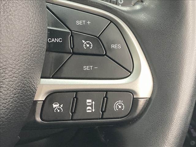 【レーダークルーズコントロール】装備車両です。レーダーやカメラを使って前を走るクルマの状況を検知して速度を調整してくれます。遠距離ドライブの高速道路などでは大活躍で疲労軽減に役立ちます。