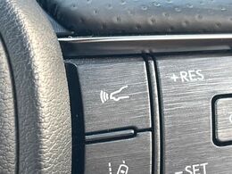 【レーダークルーズコントロール】高速道路での長距離走行が楽に！！自動で速度を保つクルーズコントロールが、衝突軽減システムと連携し、前方の車両を感知して車間を保つように速度調節してくれます！！